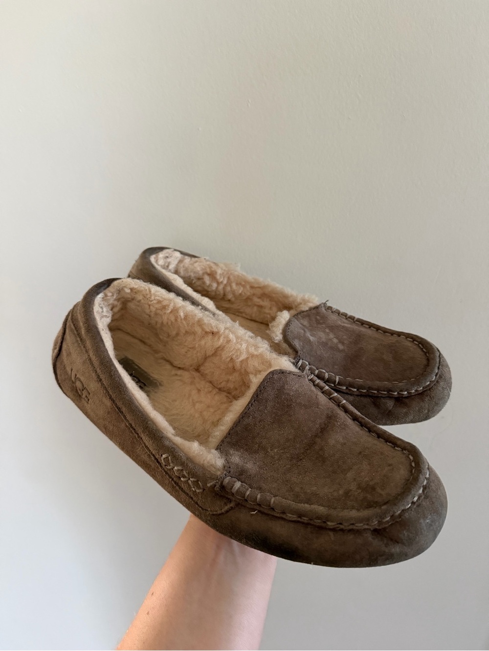 Uggs Women’s 9 Moccasin Slippers in Brown with Sherpa Lining